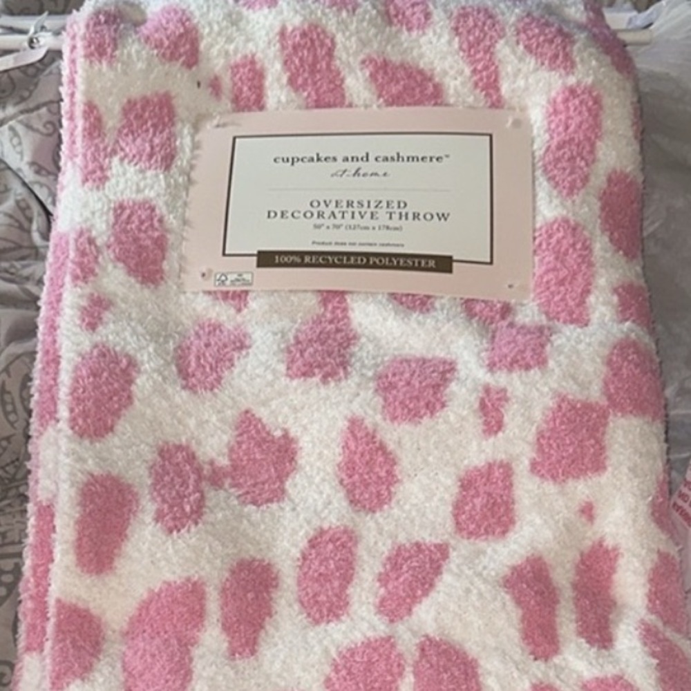NWT Cupcakes and Cashmere  Oversized decorative throw  50” x 70”